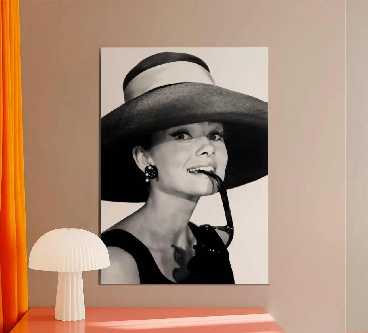Audrey Hepburn in tenuta estiva poster da April Lewis