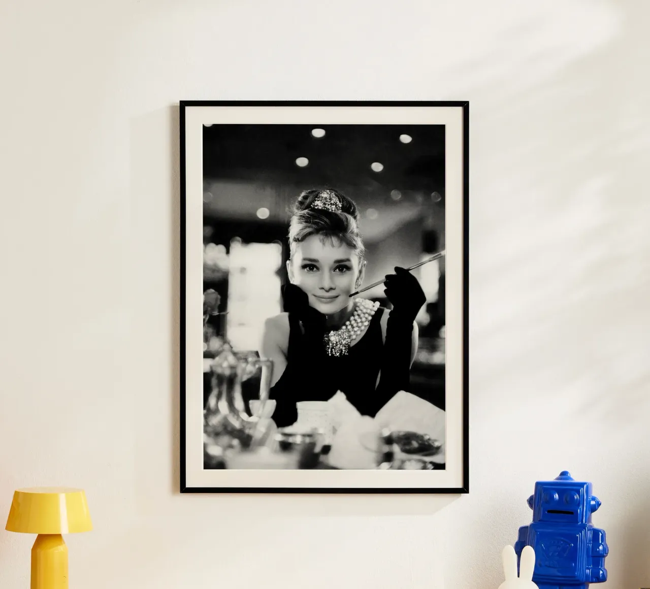 Audrey Hepburn in Colazione da Tiffany poster con telaio in legno da April Lewis