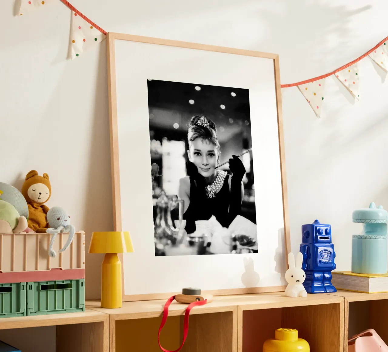 Audrey Hepburn in Colazione da Tiffany poster con telaio in legno da April Lewis