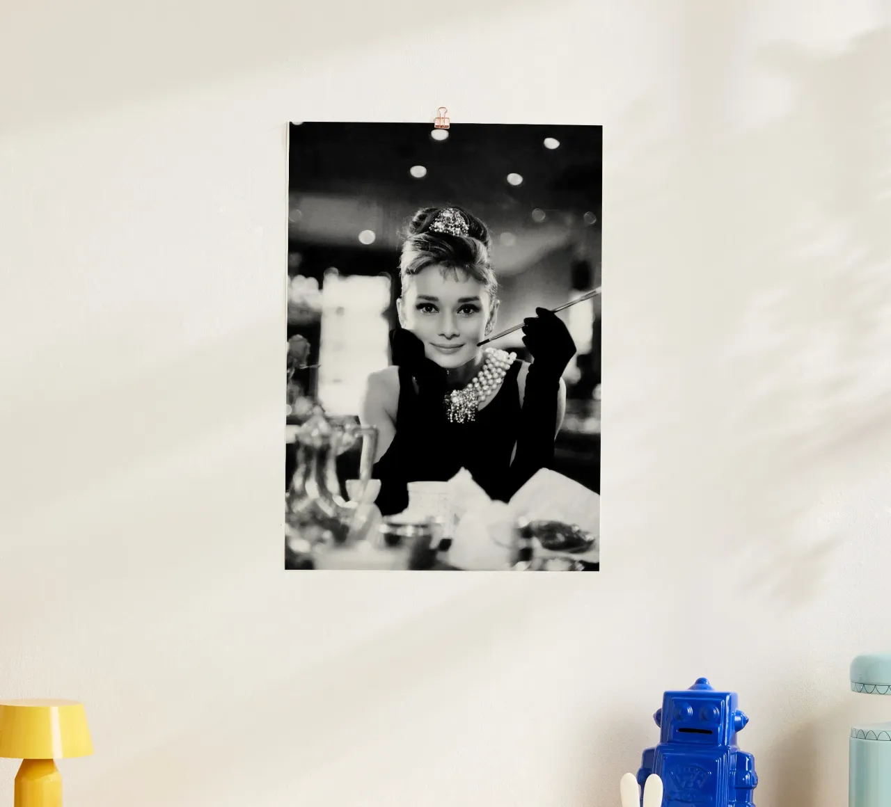 Audrey Hepburn in Colazione da Tiffany poster con telaio in legno da April Lewis