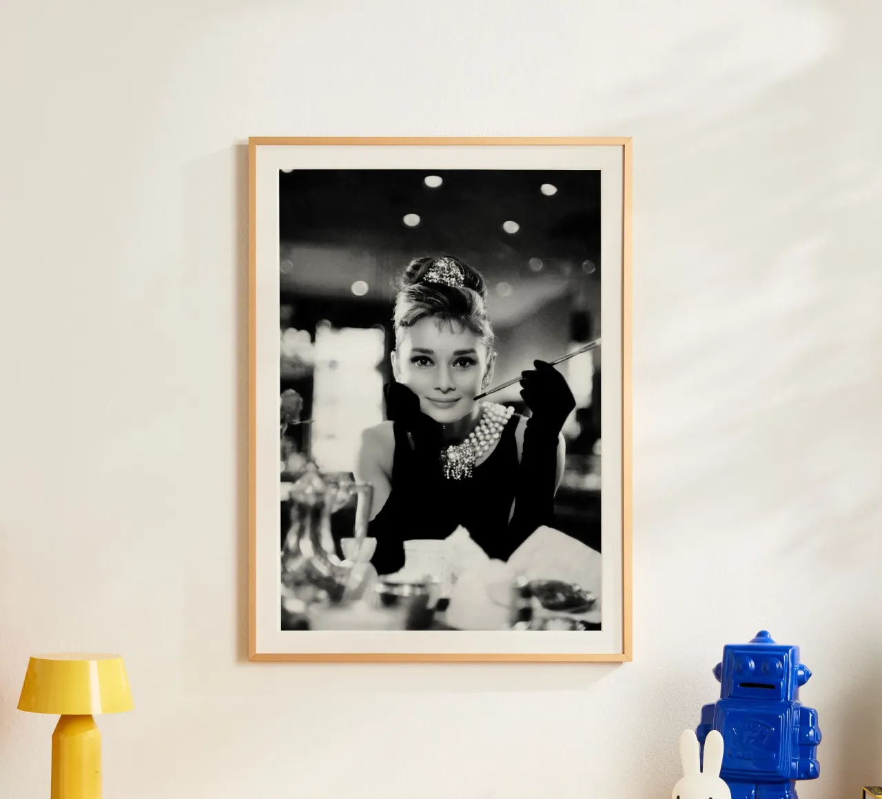 Audrey Hepburn in Colazione da Tiffany poster con telaio in legno da April Lewis