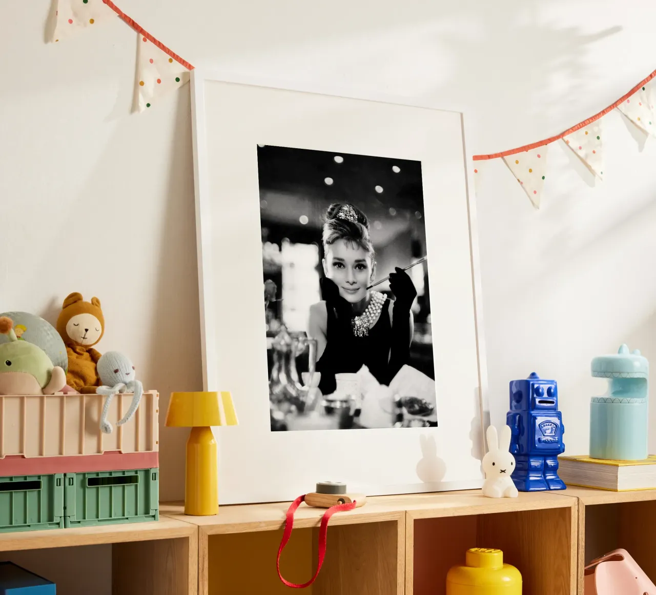 Audrey Hepburn in Colazione da Tiffany poster con telaio in legno da April Lewis