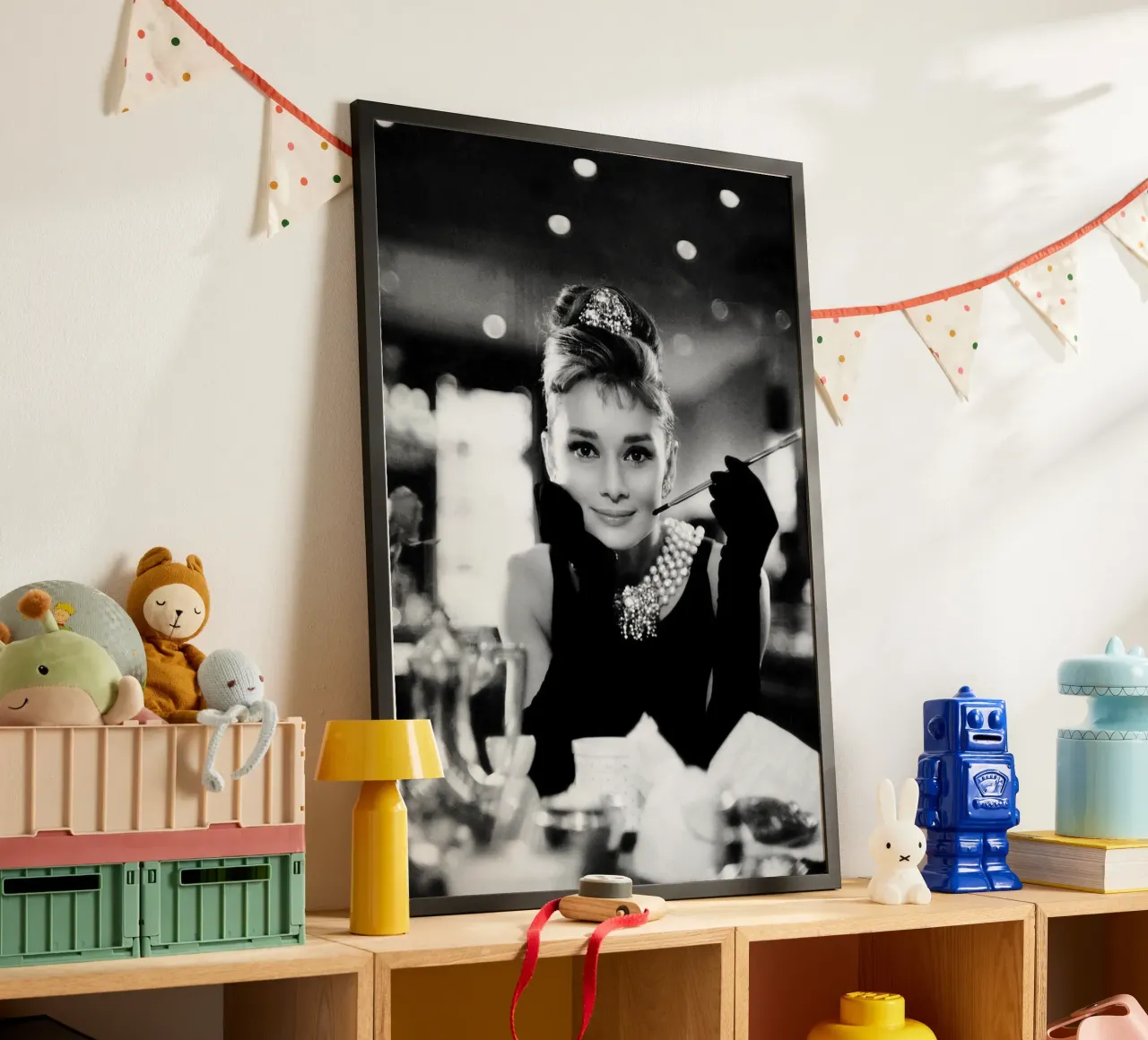 Audrey Hepburn in Colazione da Tiffany poster con telaio in legno da April Lewis