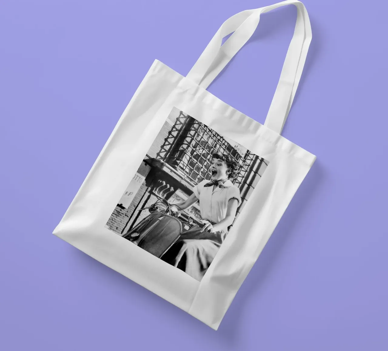 Audrey Hepburn in scooter borsa in juta da April Lewis