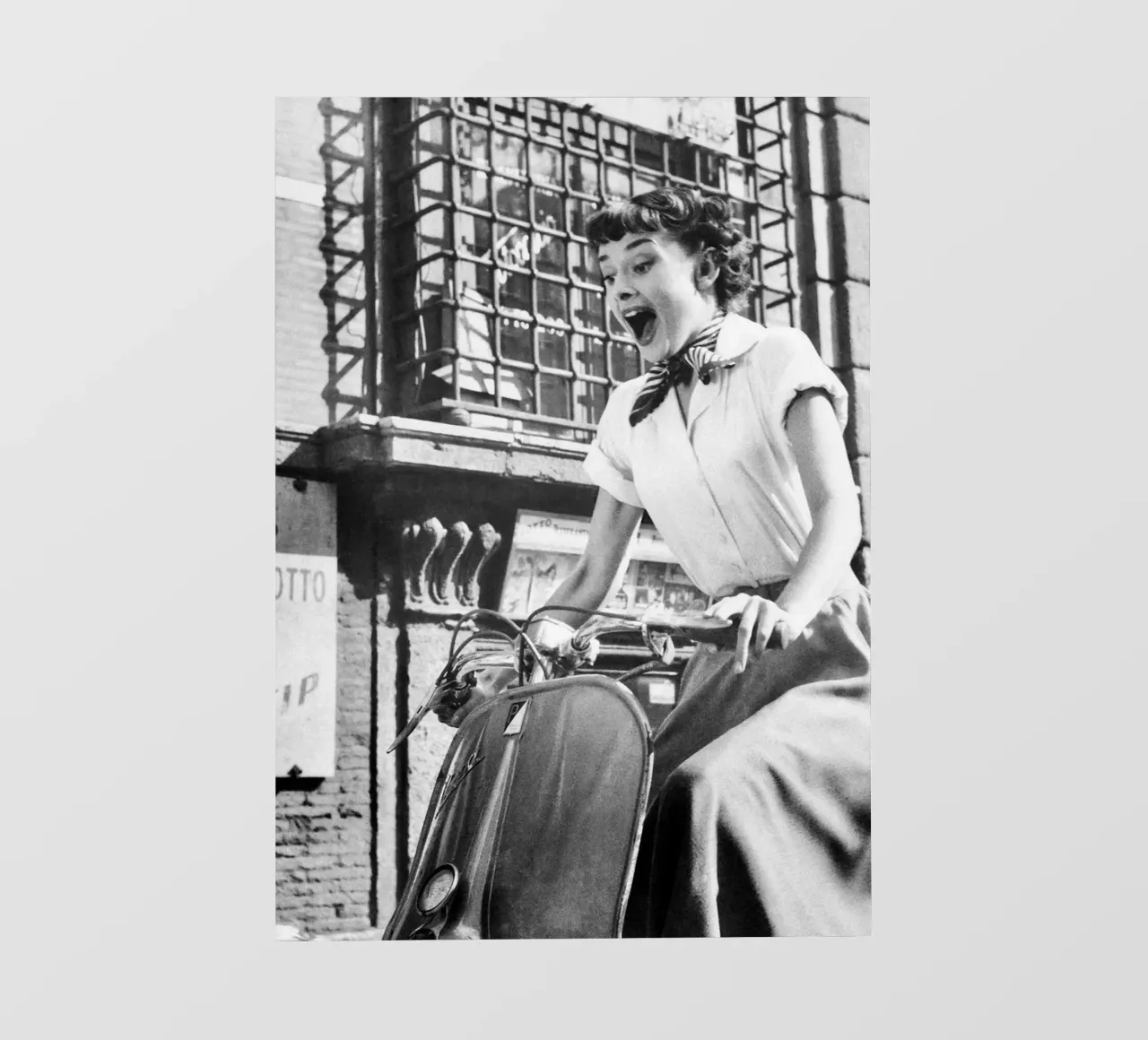 Audrey Hepburn in scooter telo in pvc da April Lewis