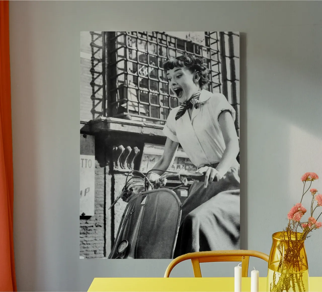 Audrey Hepburn in scooter tela con Cornice a cassetta da April Lewis