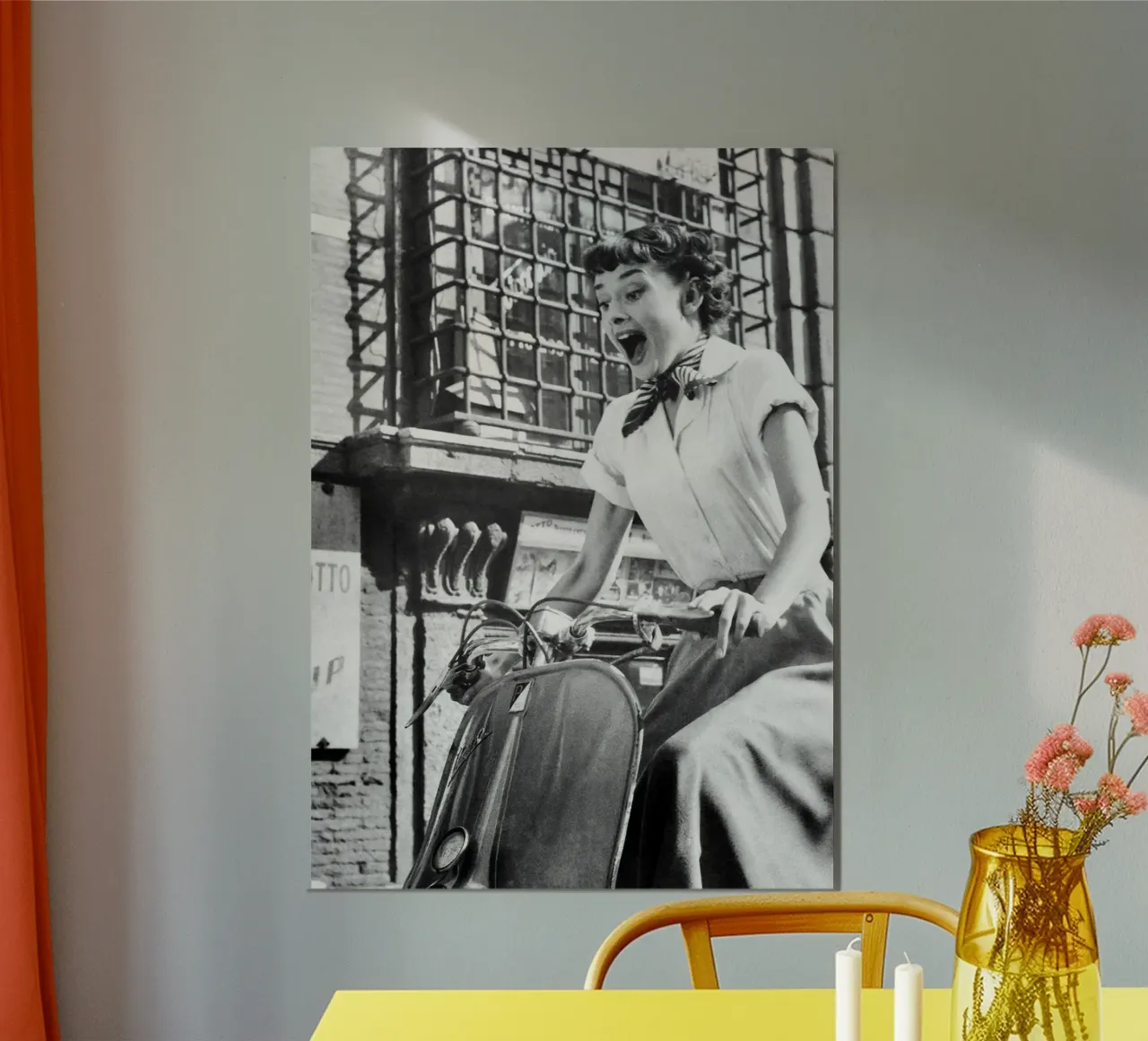 Audrey Hepburn in scooter poster con telaio in legno da April Lewis