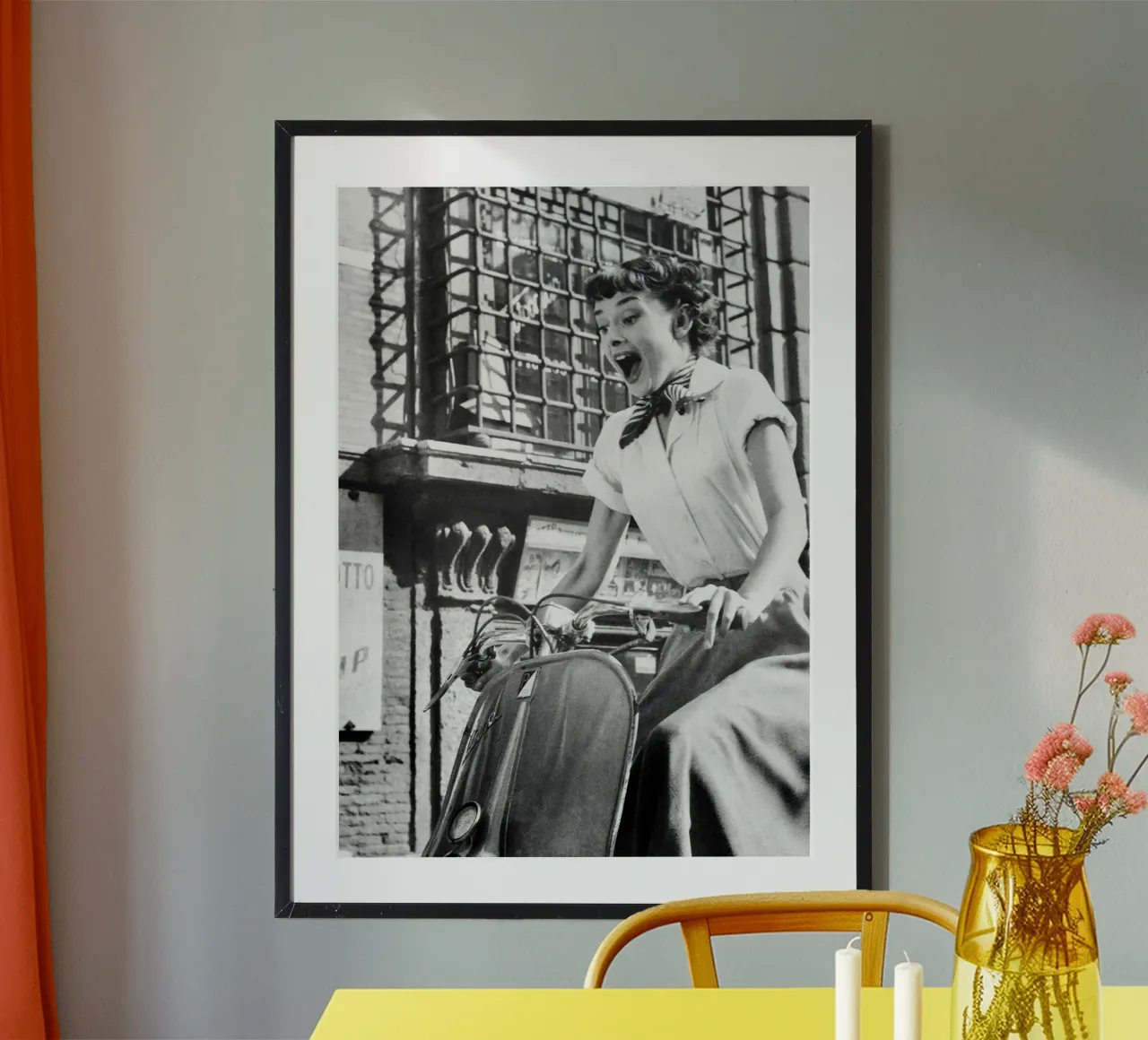 Audrey Hepburn in scooter poster con telaio in legno da April Lewis