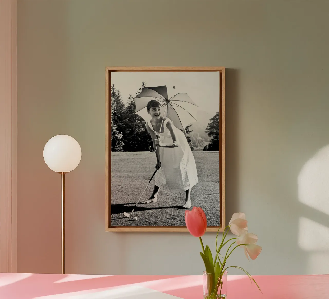 Audrey Hepburn che gioca a golf tela con Cornice a cassetta da April Lewis