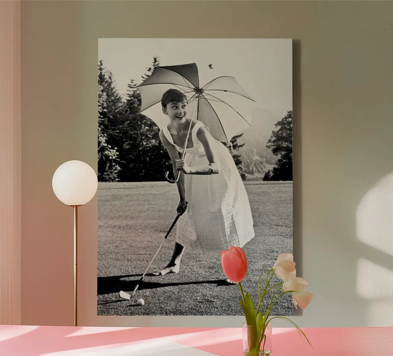 Audrey Hepburn che gioca a golf tela con Cornice a cassetta da April Lewis