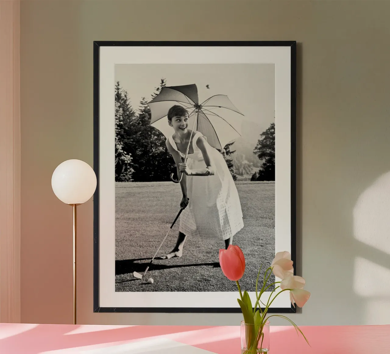 Audrey Hepburn che gioca a golf poster da April Lewis