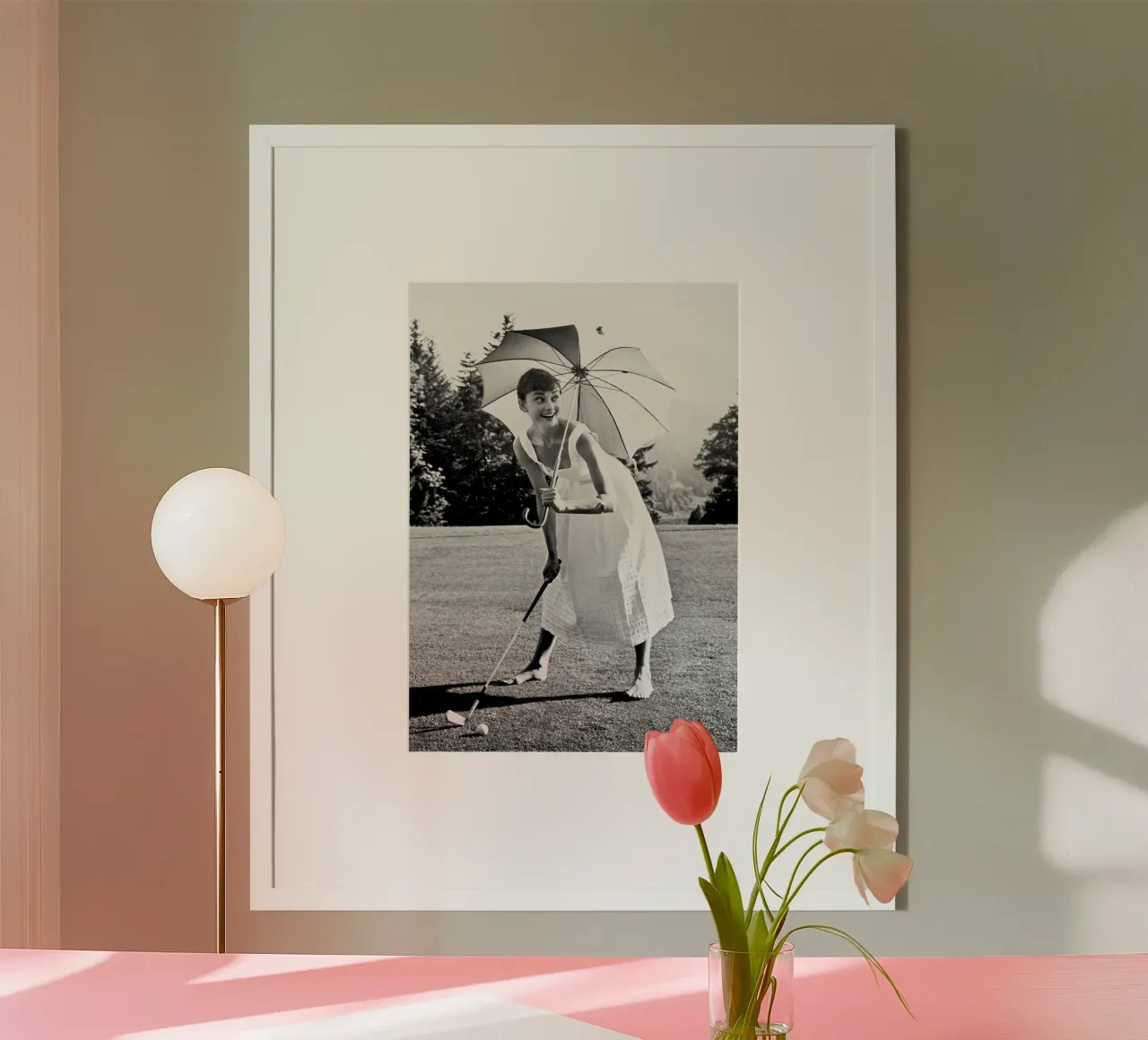 Audrey Hepburn che gioca a golf poster da April Lewis