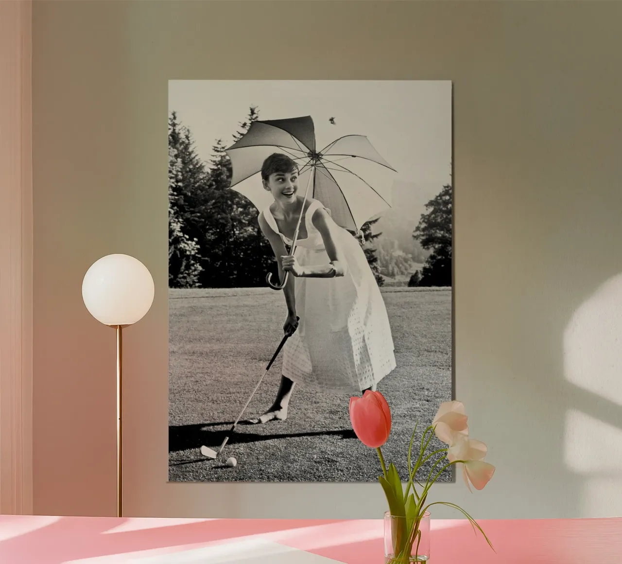 Audrey Hepburn che gioca a golf poster da April Lewis