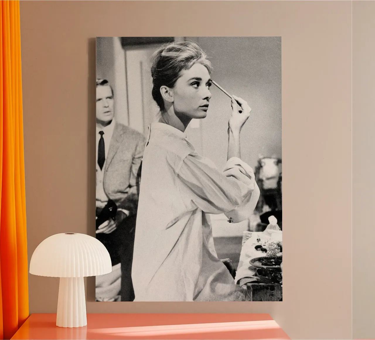 Audrey Hepburn maquillándose lienzo con Marco flotante de April Lewis