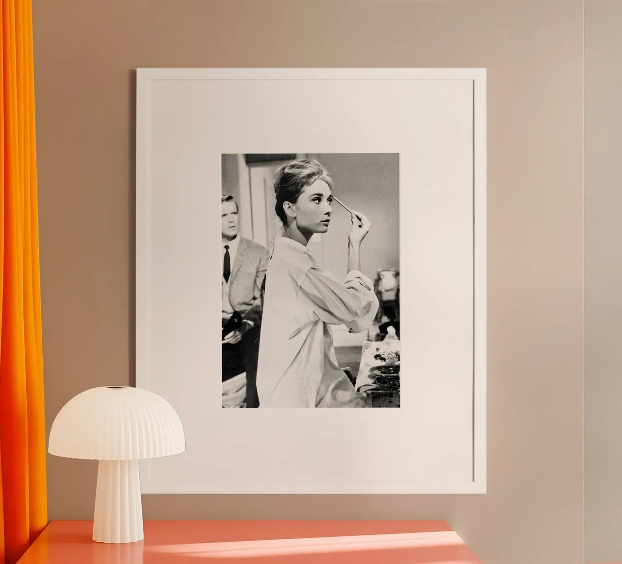 Audrey Hepburn mentre si trucca poster con telaio in legno da April Lewis