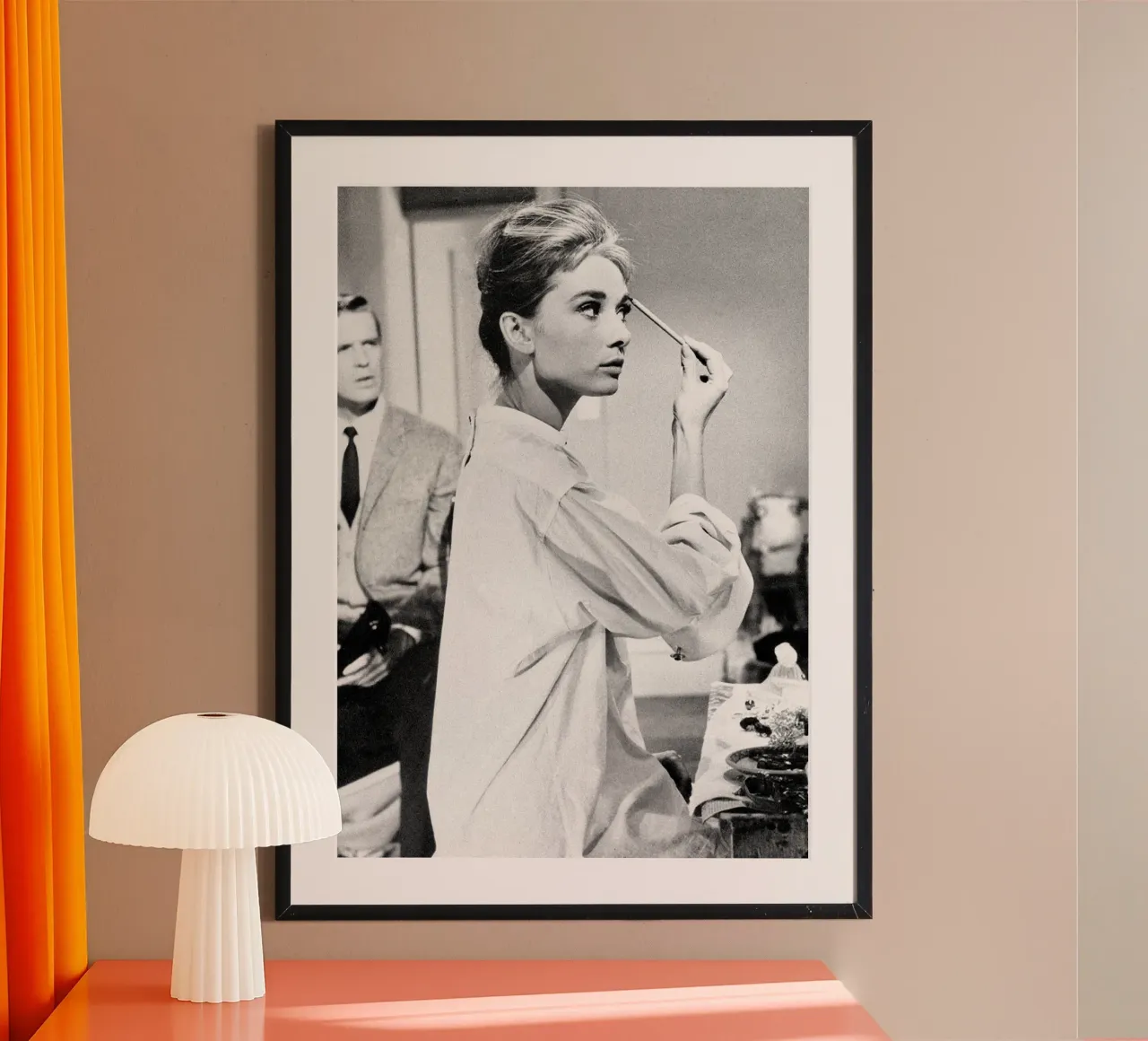 Audrey Hepburn mentre si trucca poster con telaio in legno da April Lewis