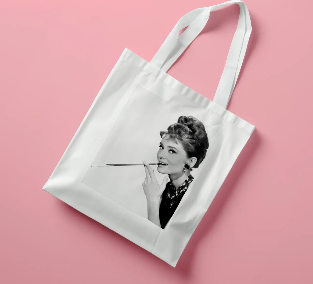 Audrey Hepburn mit Zigarettenspitze Jutebeutel von April Lewis