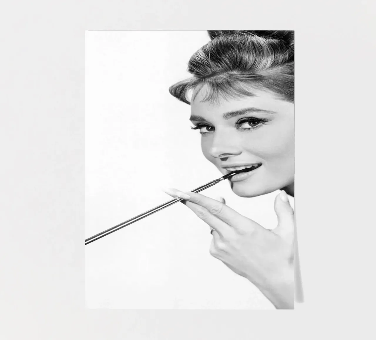 Audrey Hepburn mit Zigarettenspitze Stickerbogen von April Lewis