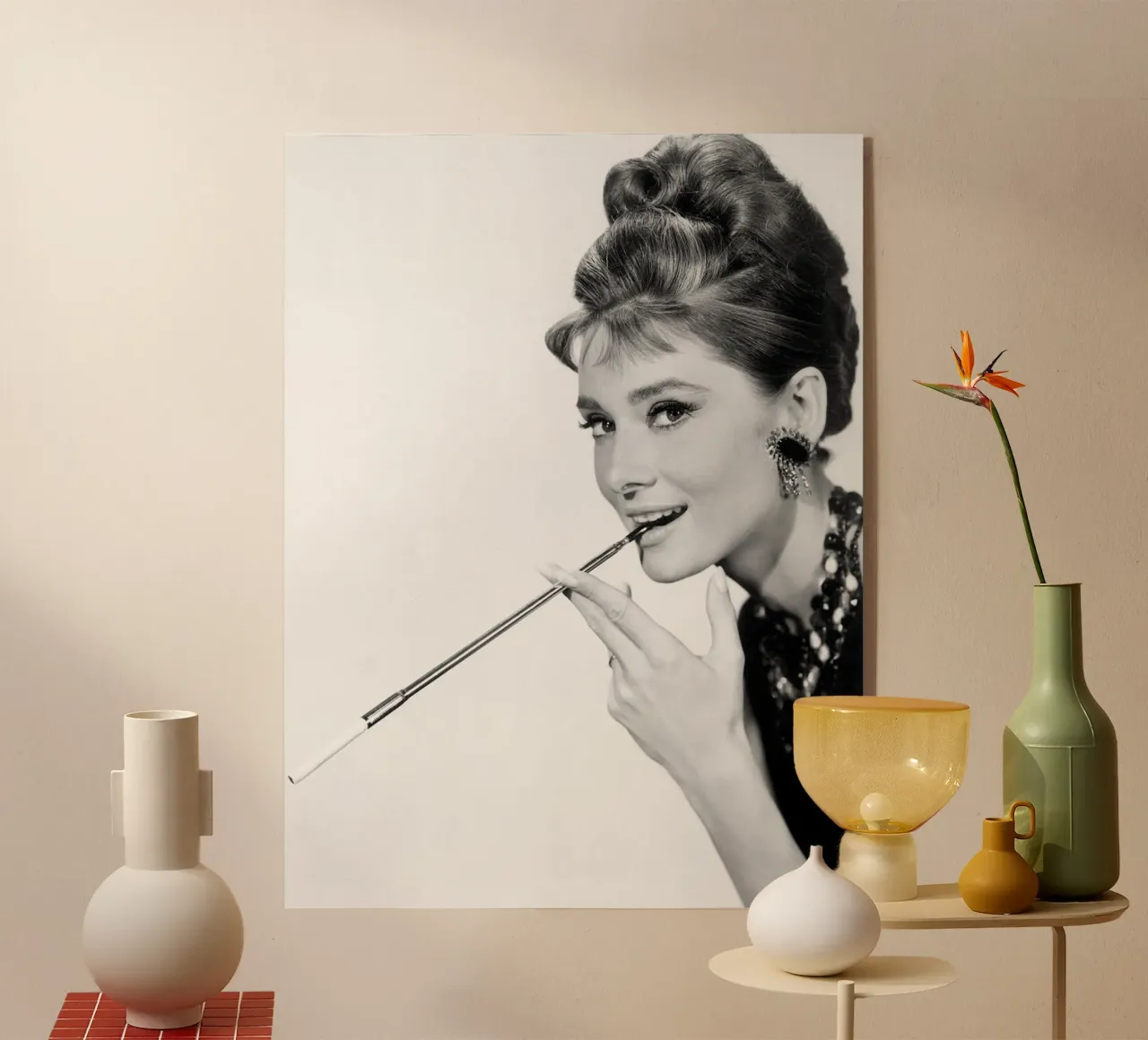 Audrey Hepburn mit Zigarettenspitze Acryl-Glas von April Lewis