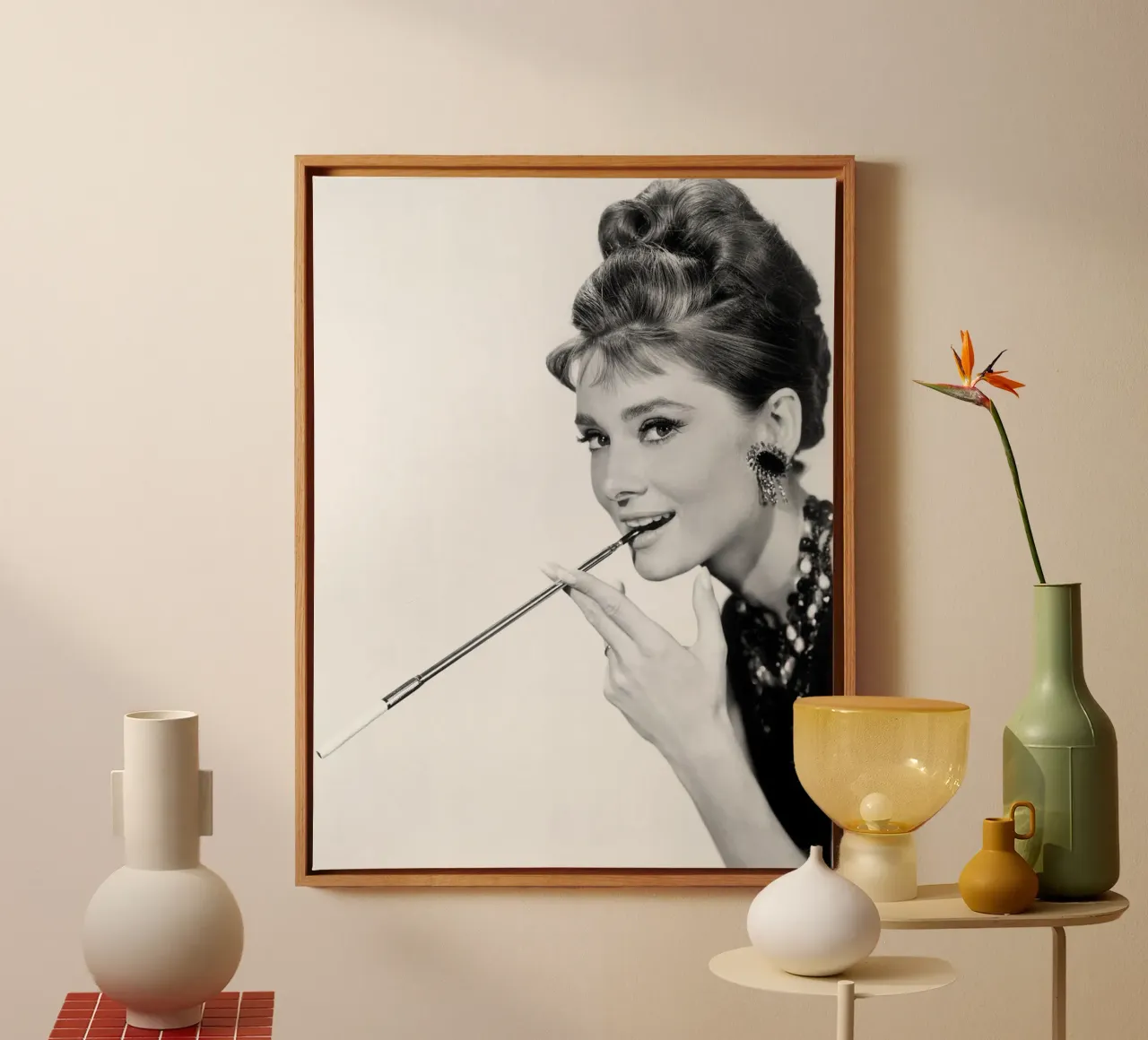 Audrey Hepburn con portasigarette tela con Cornice a cassetta da April Lewis