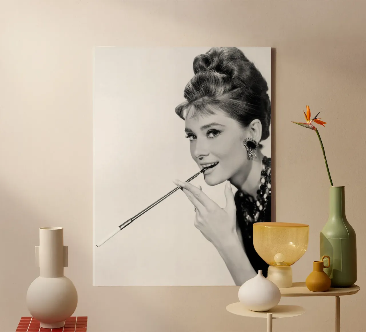 Audrey Hepburn con portasigarette tela con Cornice a cassetta da April Lewis