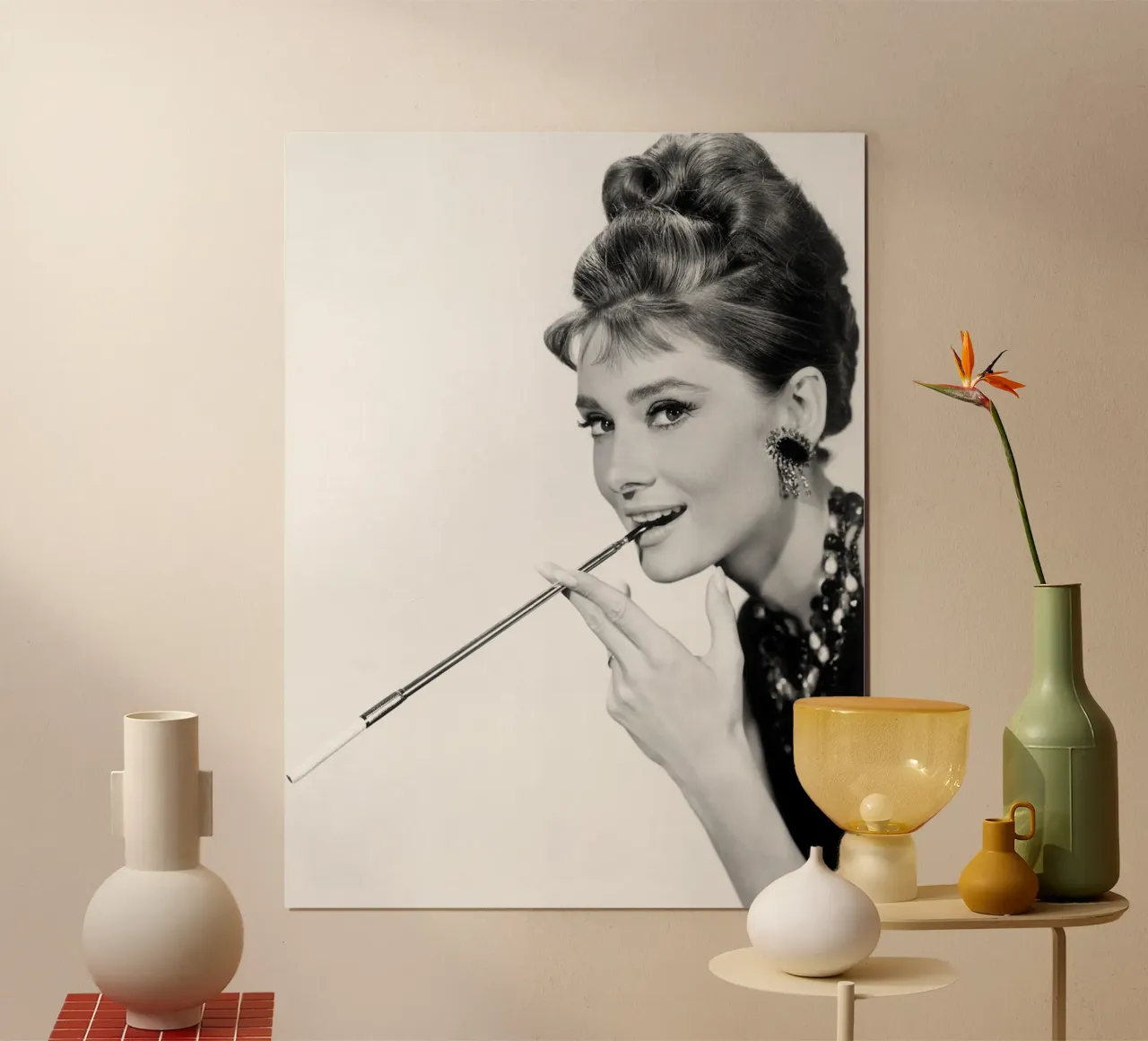 Audrey Hepburn con pitillera poster de April Lewis