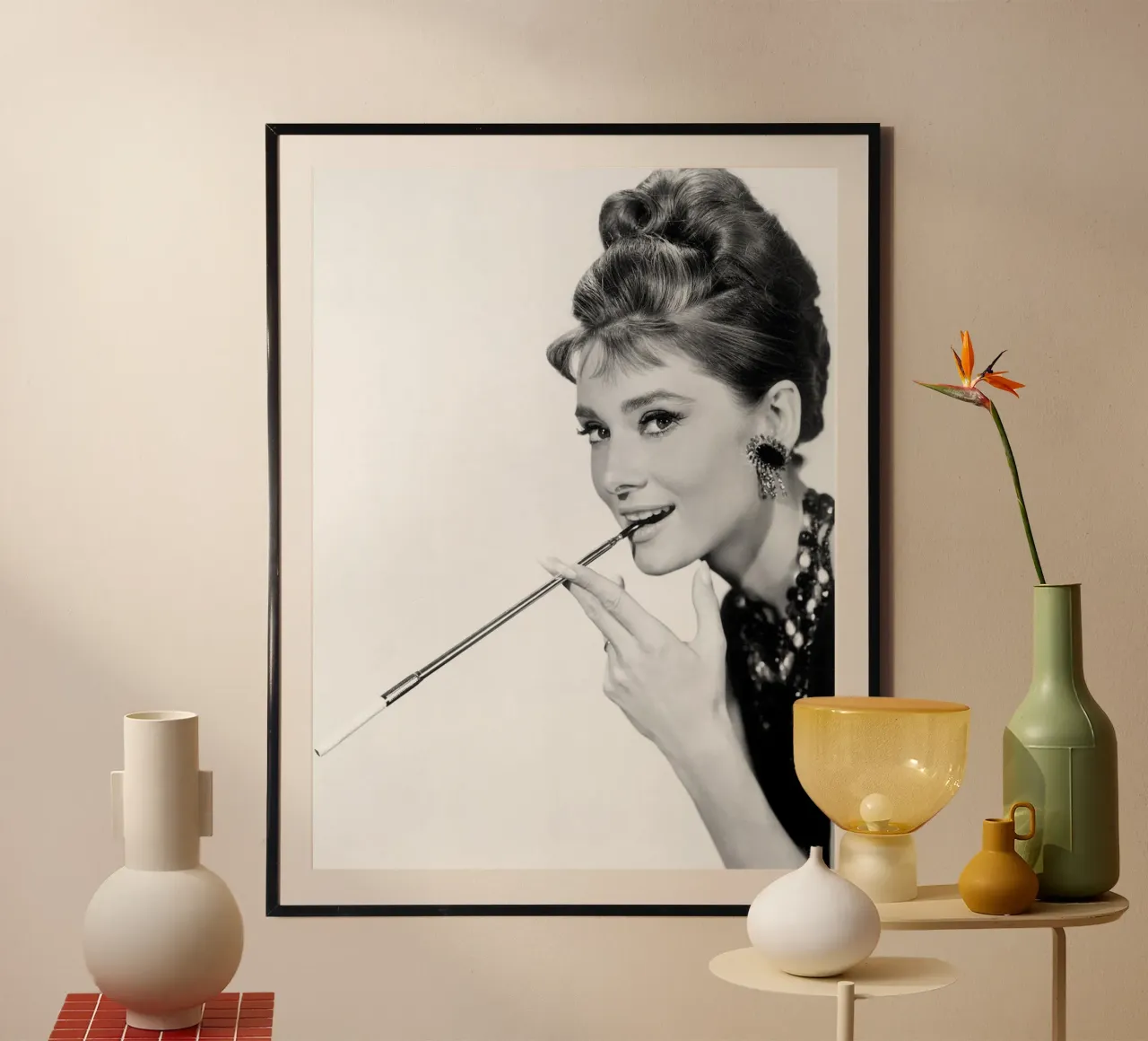 Audrey Hepburn con pitillera poster de April Lewis