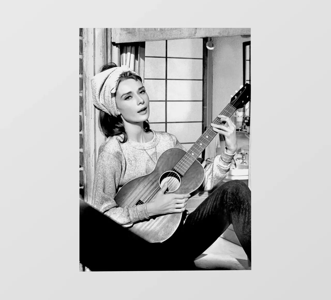 Audrey Hepburn con la chitarra telo in pvc da April Lewis