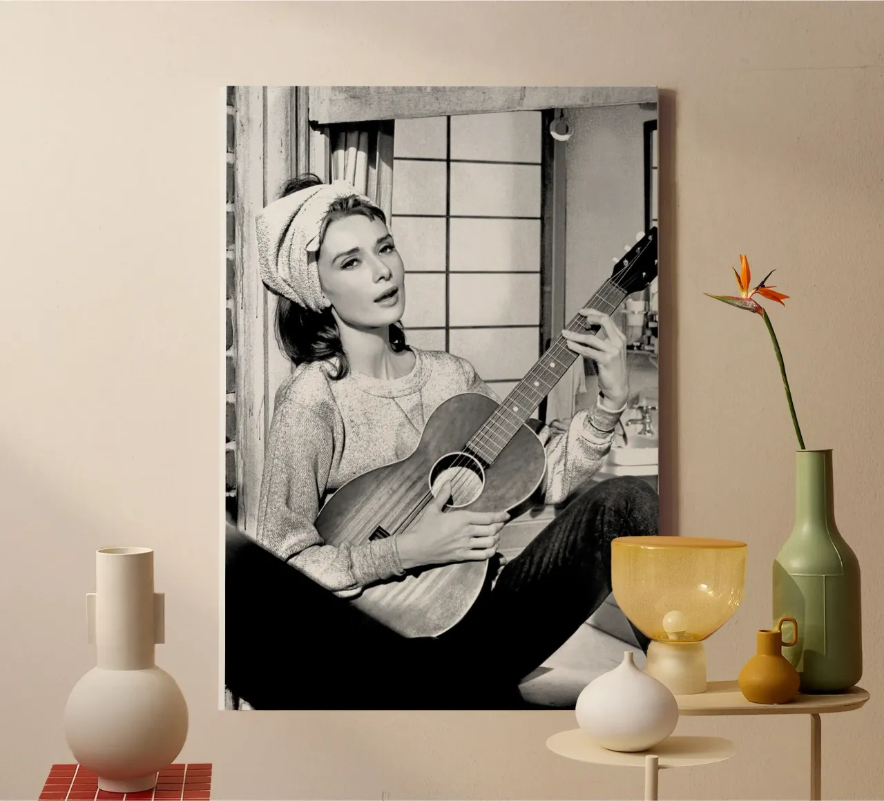 Audrey Hepburn con la chitarra tela con Cornice a cassetta da April Lewis
