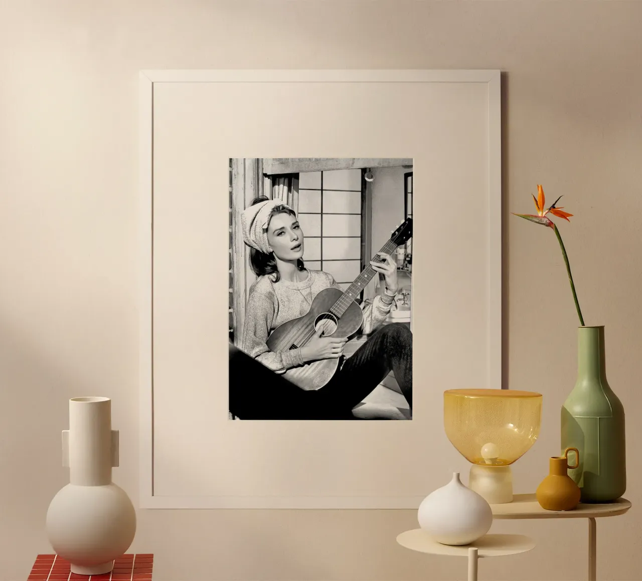Audrey Hepburn con la chitarra poster con telaio in legno da April Lewis