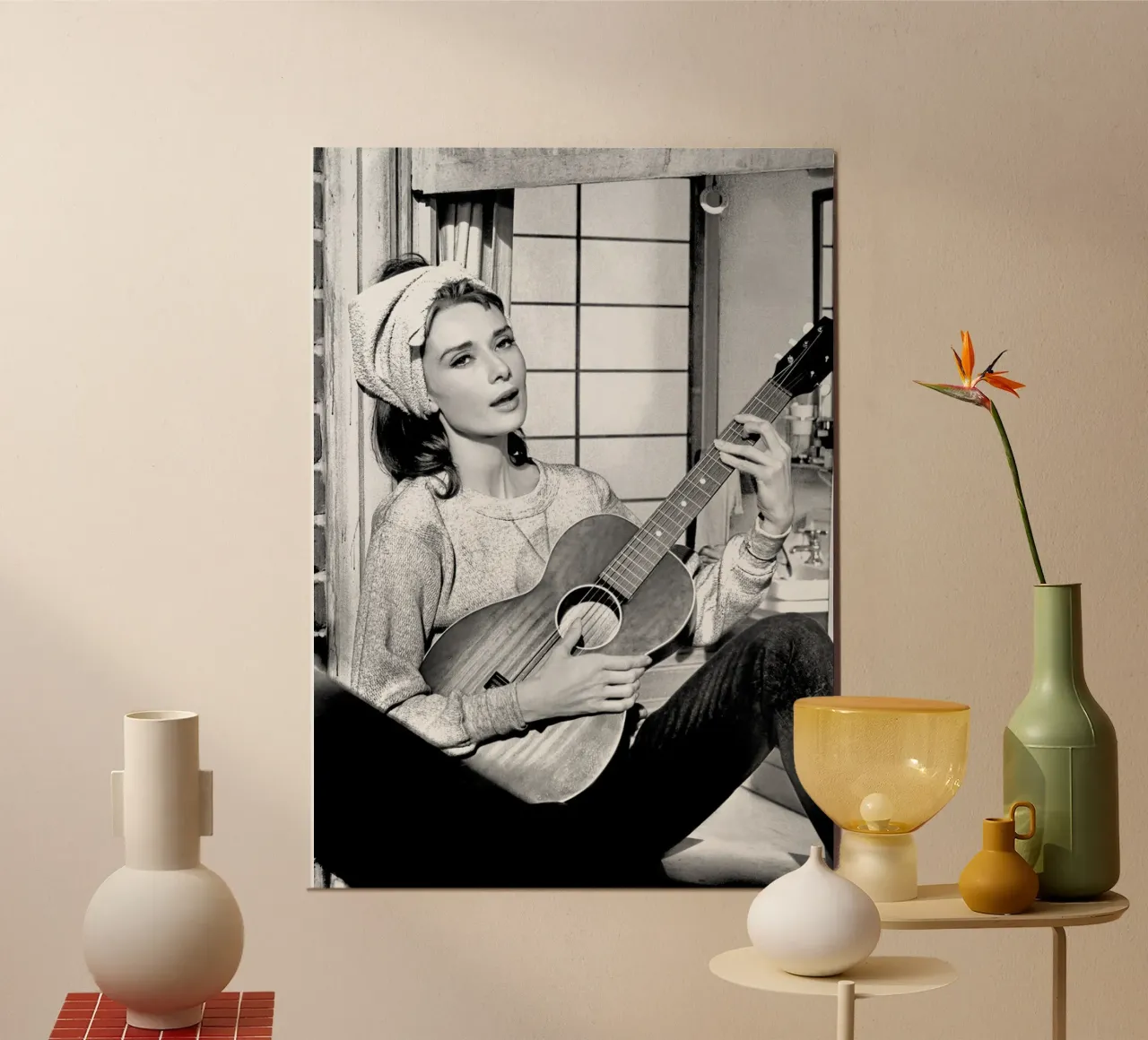 Audrey Hepburn con la chitarra poster con telaio in legno da April Lewis