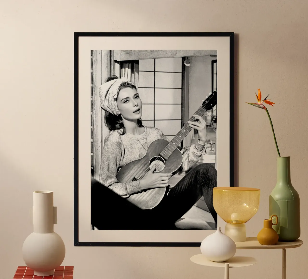 Audrey Hepburn con la chitarra poster con telaio in legno da April Lewis