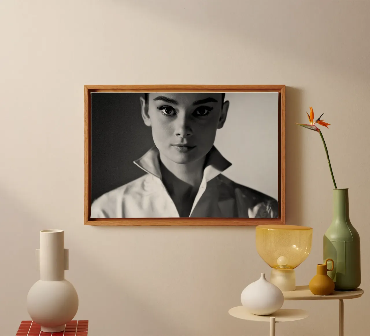 Audrey Hepburn tela con Cornice a cassetta da April Lewis