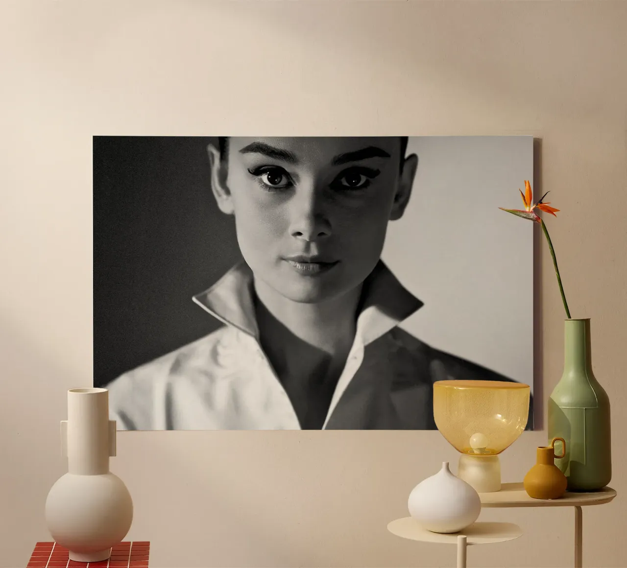 Audrey Hepburn tela con Cornice a cassetta da April Lewis