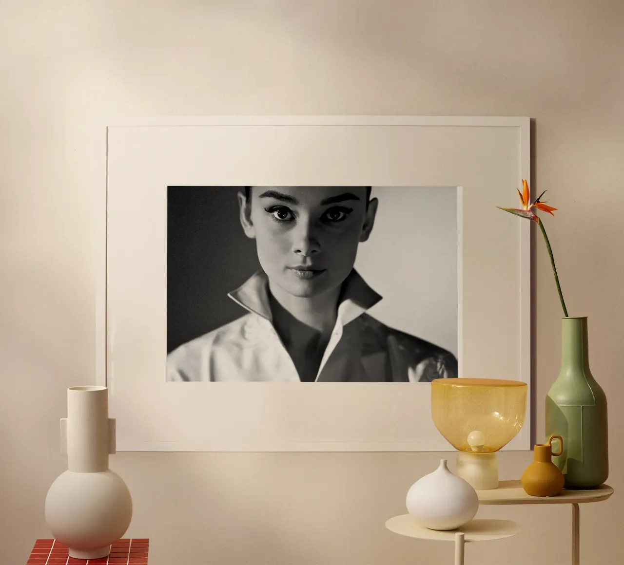 Audrey Hepburn poster con telaio in legno da April Lewis