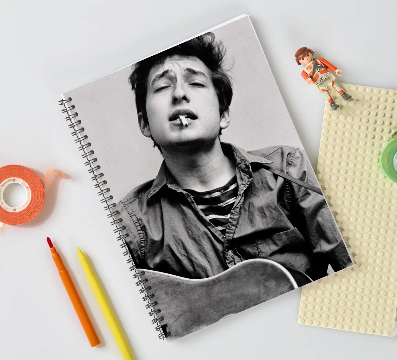 Bob Dylan mit Gitarre Ringbuch von April Lewis