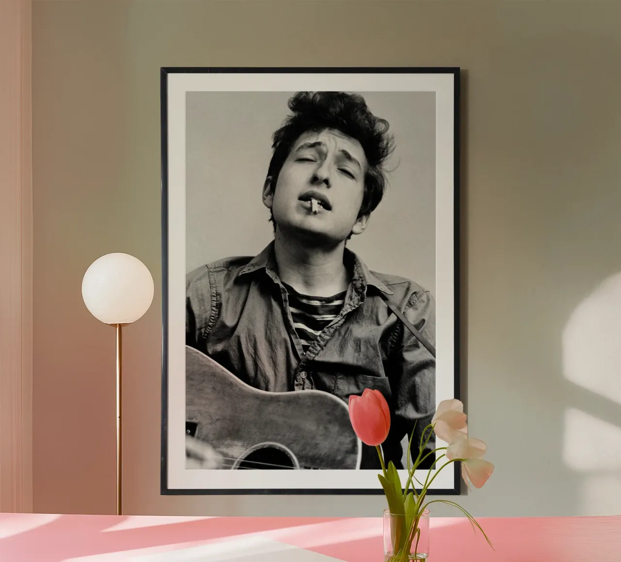 Bob Dylan con la chitarra poster con telaio in legno da April Lewis