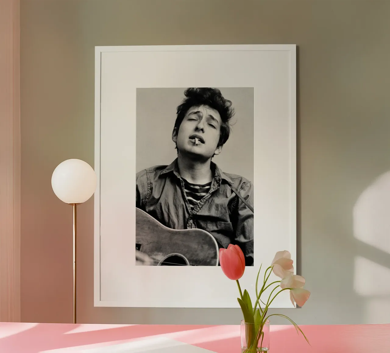 Bob Dylan con la chitarra poster con telaio in legno da April Lewis