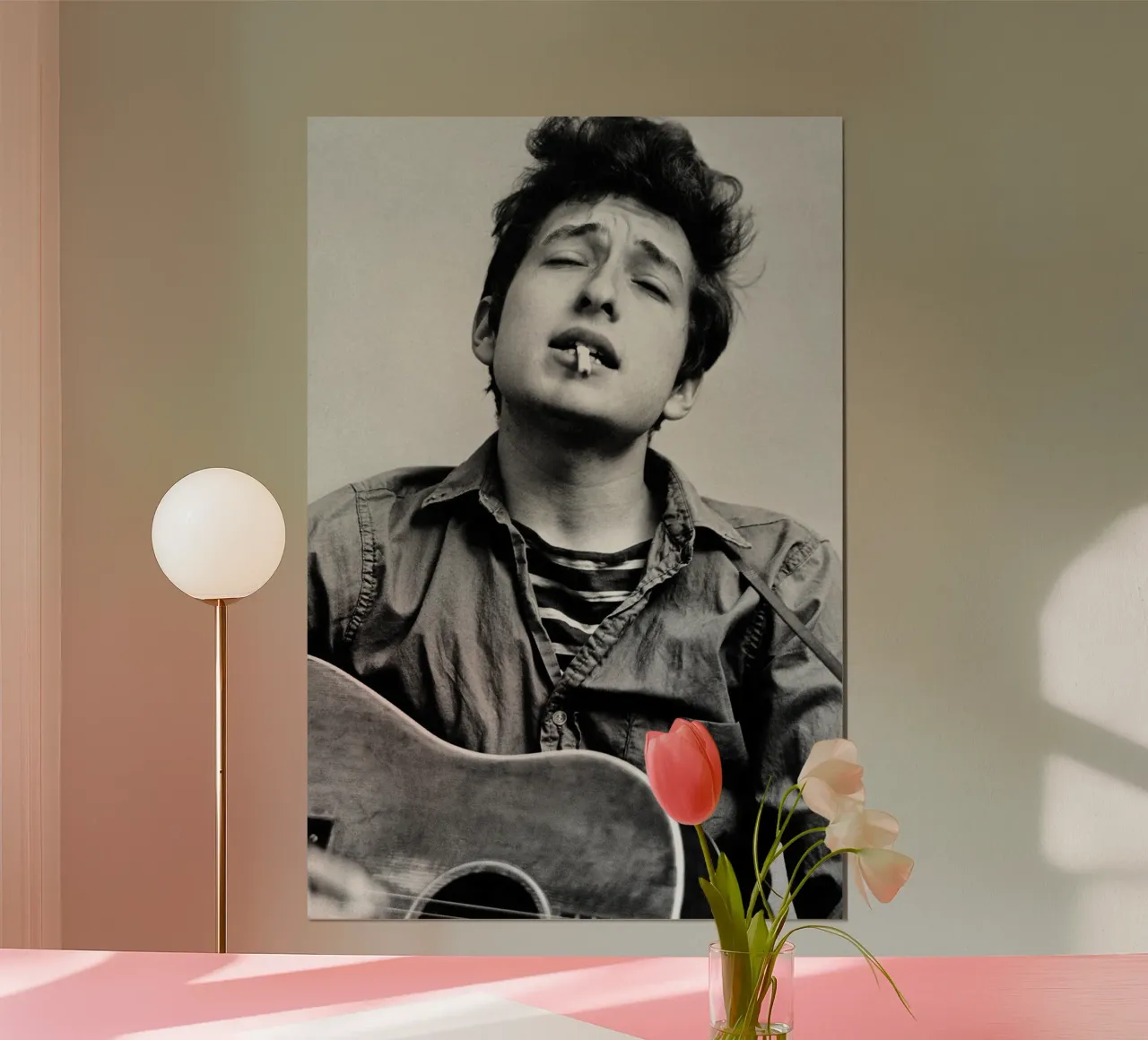 Bob Dylan con la chitarra poster con telaio in legno da April Lewis