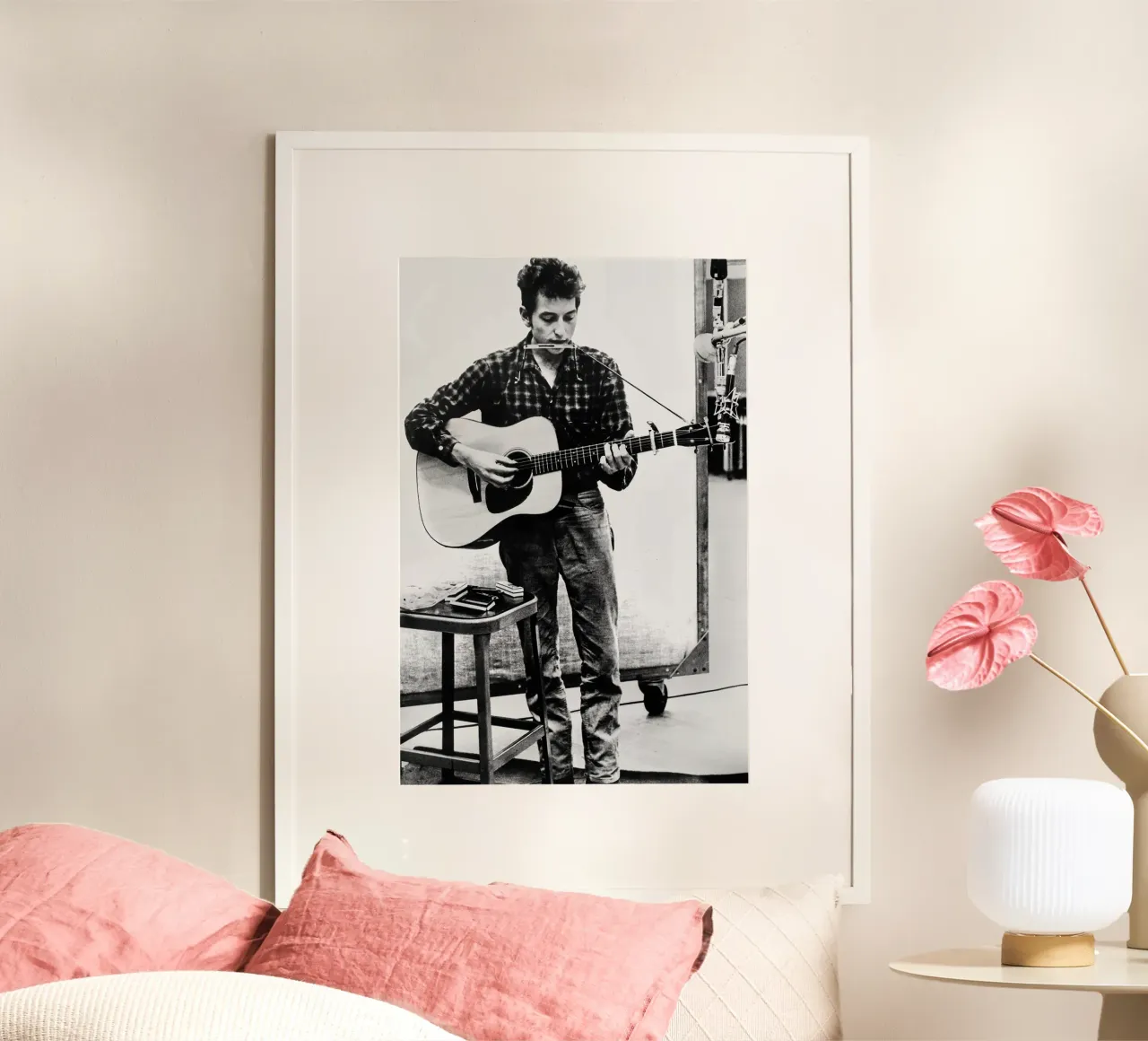 Bob Dylan con armonica e chitarra poster con telaio in legno da April Lewis