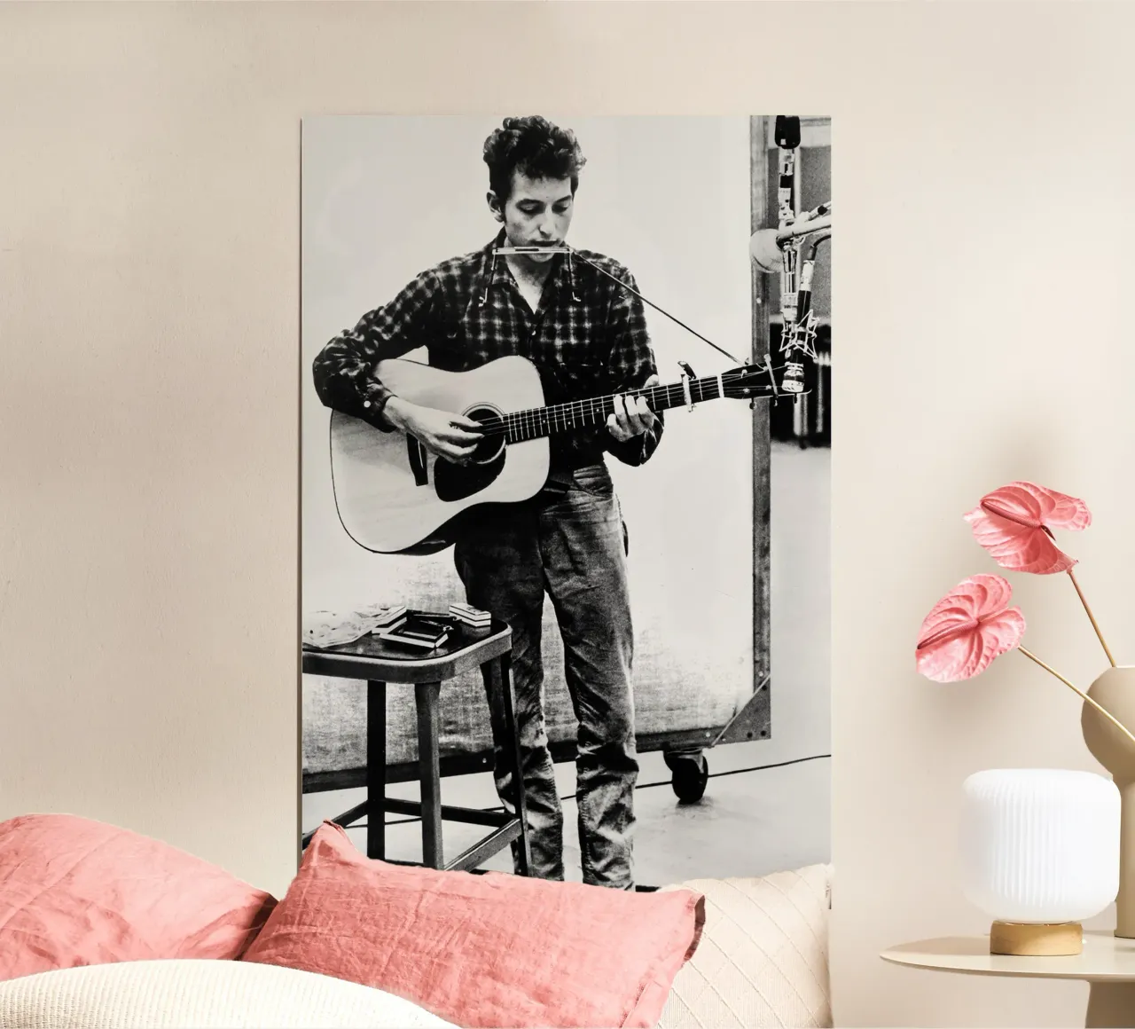 Bob Dylan con armonica e chitarra poster con telaio in legno da April Lewis