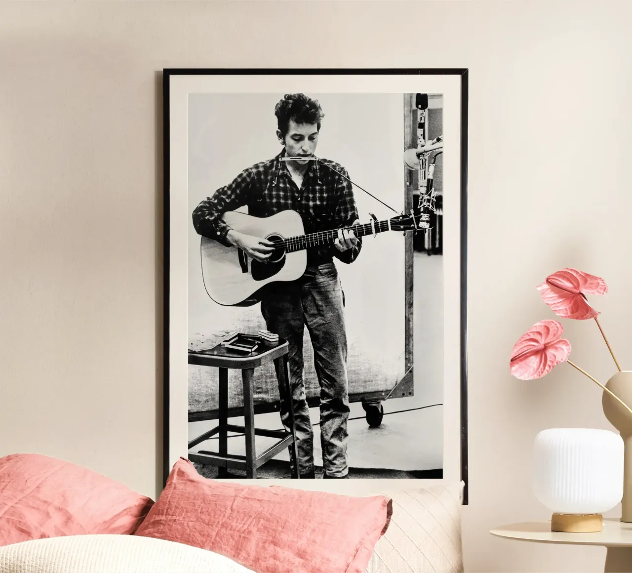 Bob Dylan con armonica e chitarra poster con telaio in legno da April Lewis