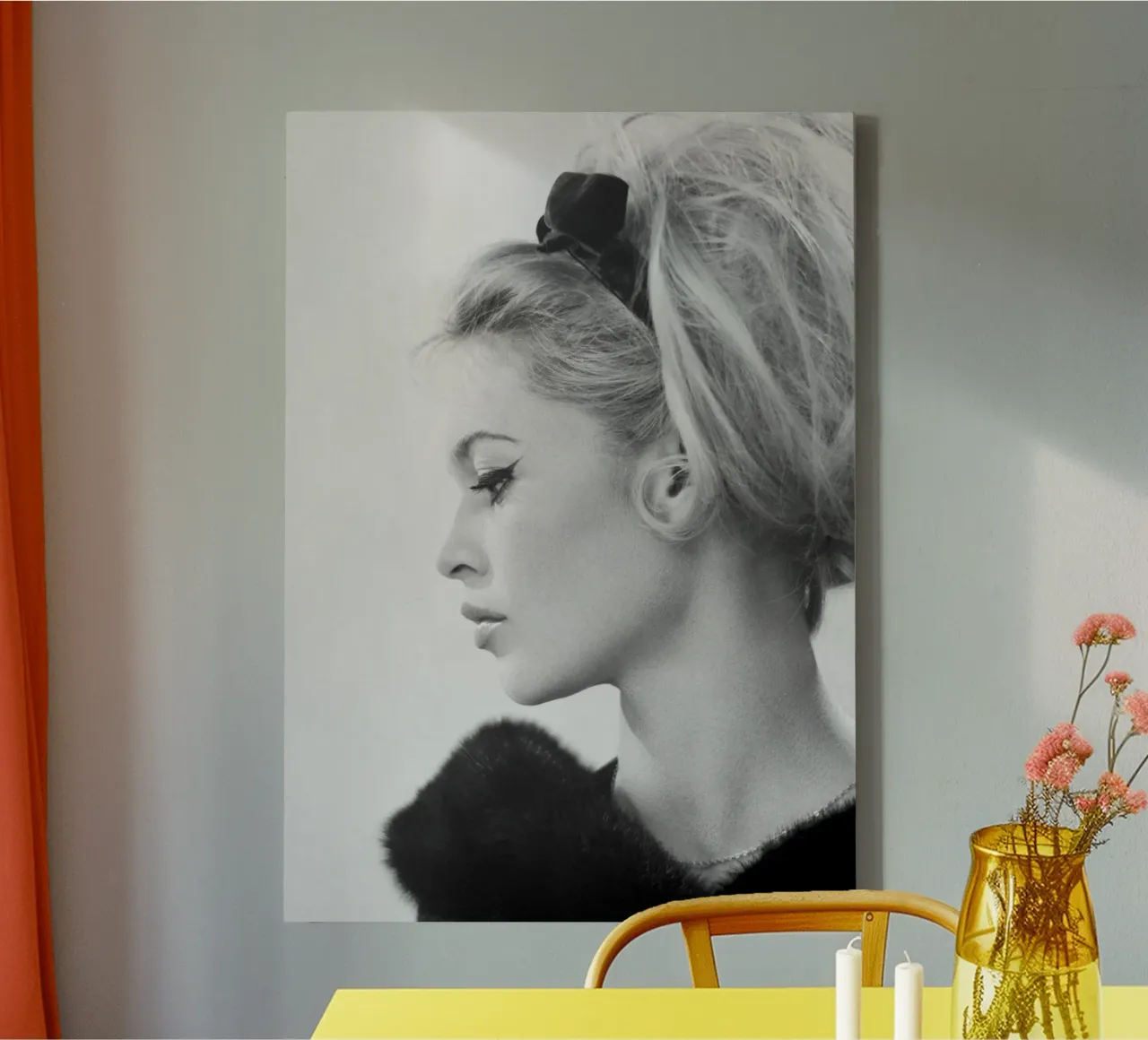 Brigitte in profile tela con Cornice a cassetta da April Lewis