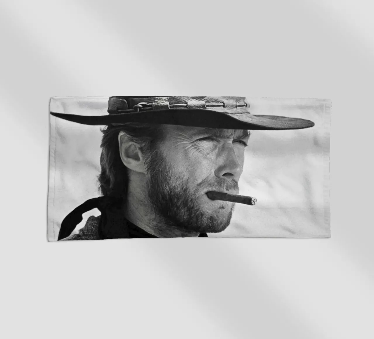 Clint Eastwood in The Good, the Bad and the Ugly Strandtuch von April Lewis
