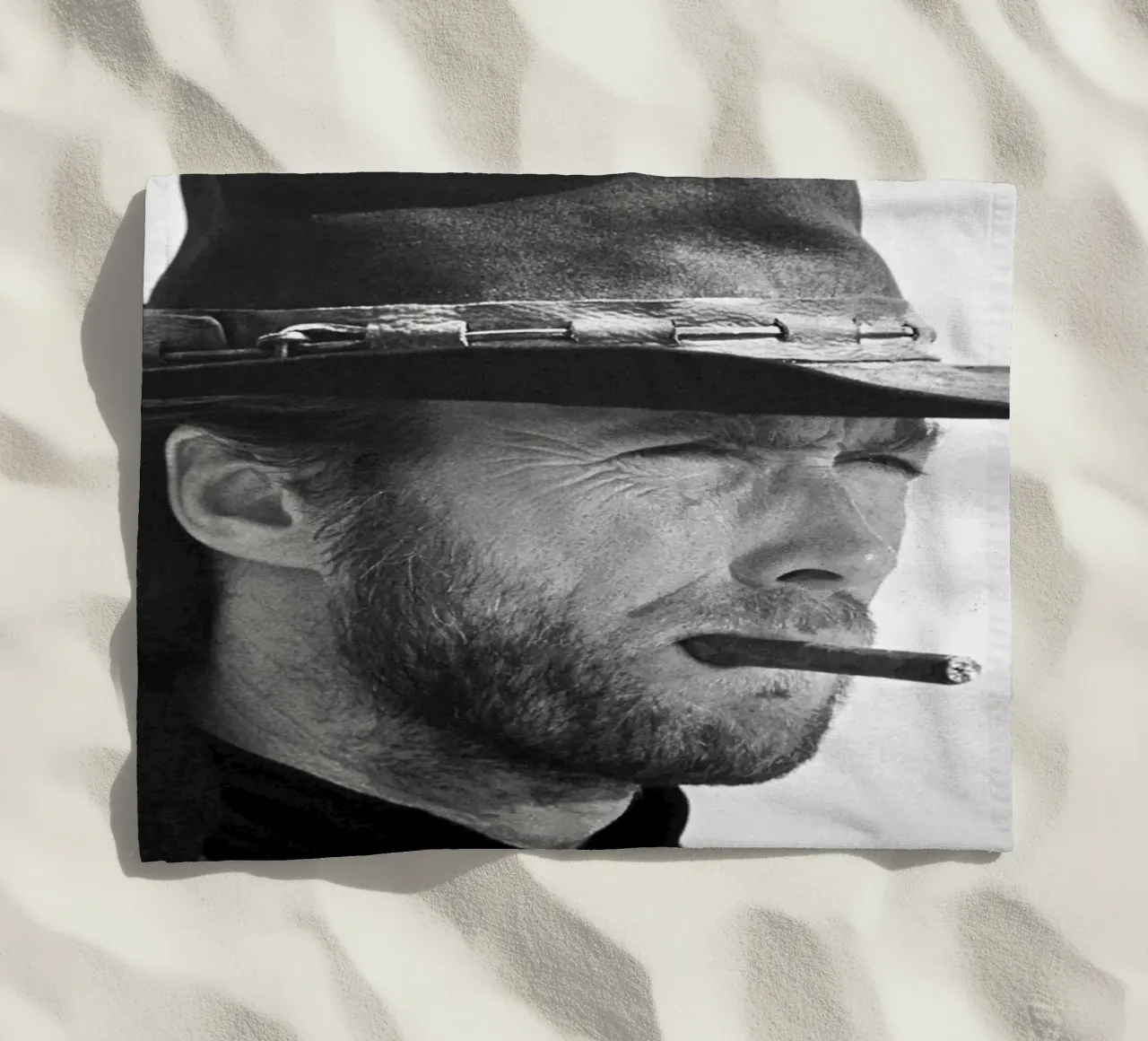 Clint Eastwood in The Good, the Bad and the Ugly Strandtuch von April Lewis