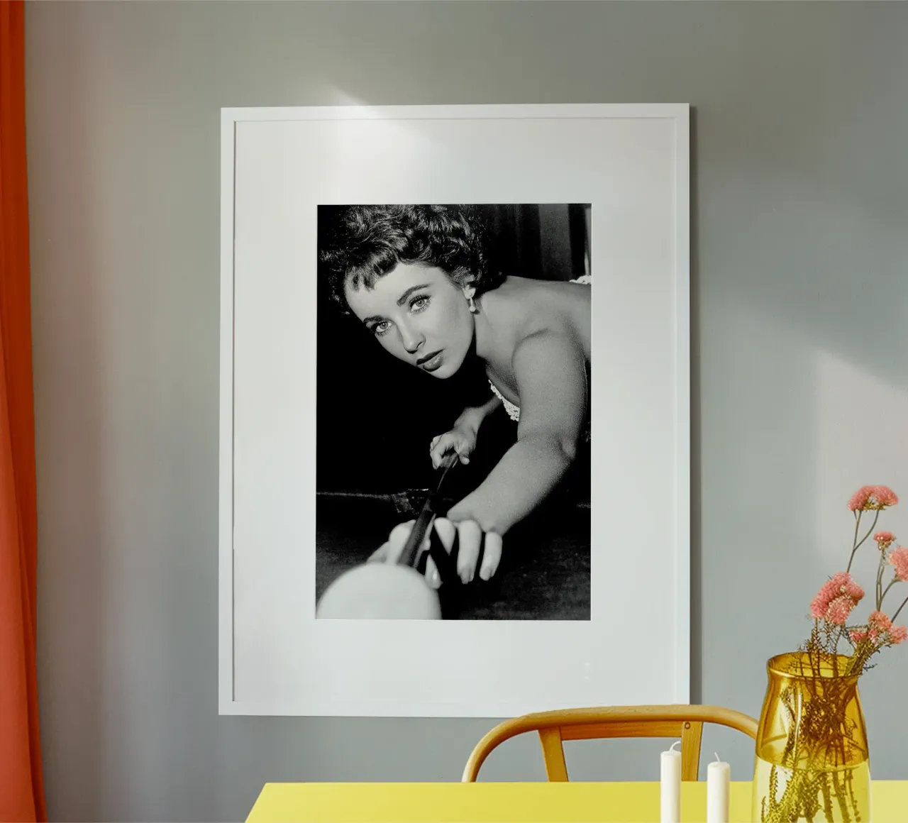 Elizabeth Taylor che gioca a biliardo poster da April Lewis