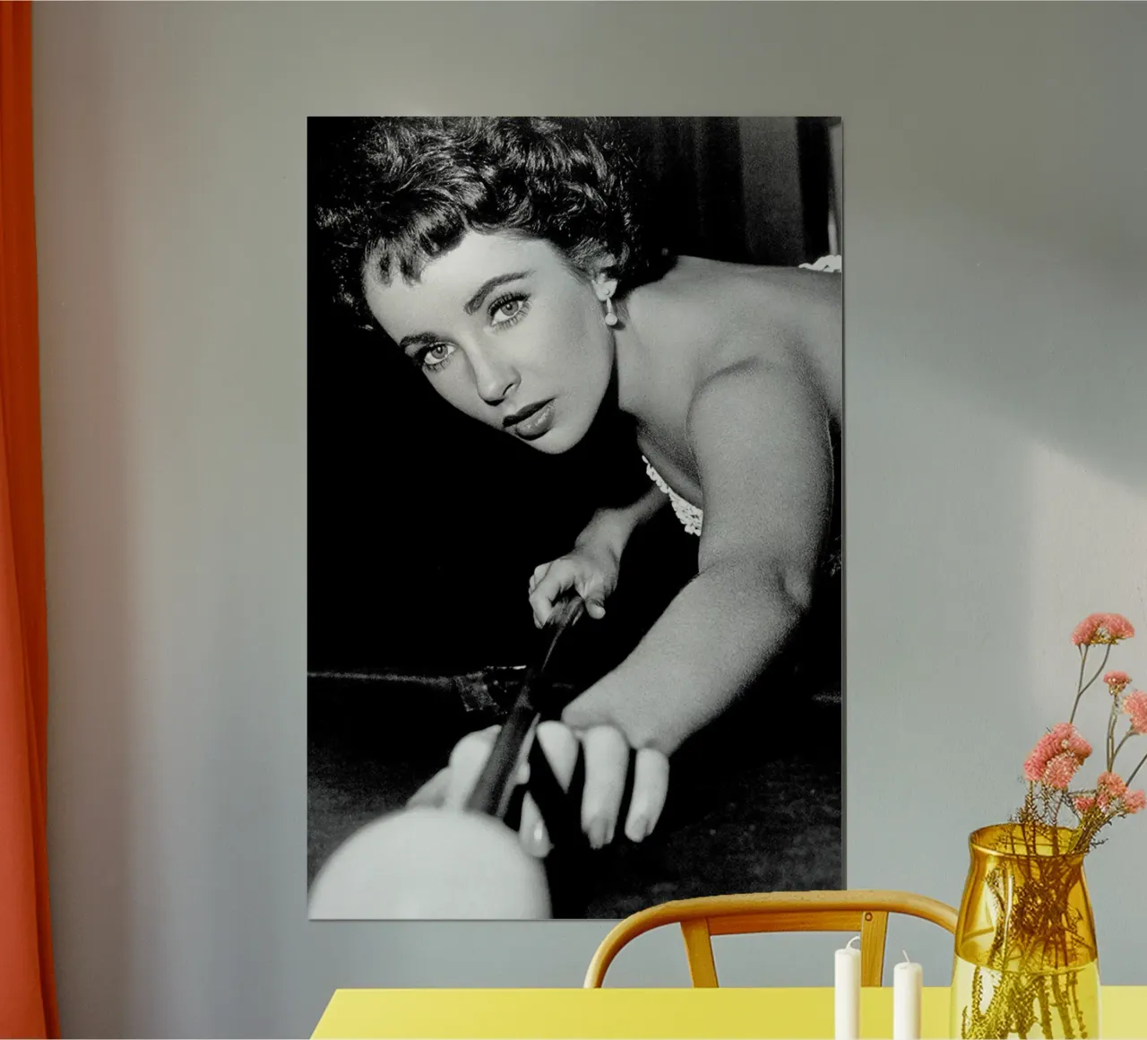 Elizabeth Taylor che gioca a biliardo poster da April Lewis