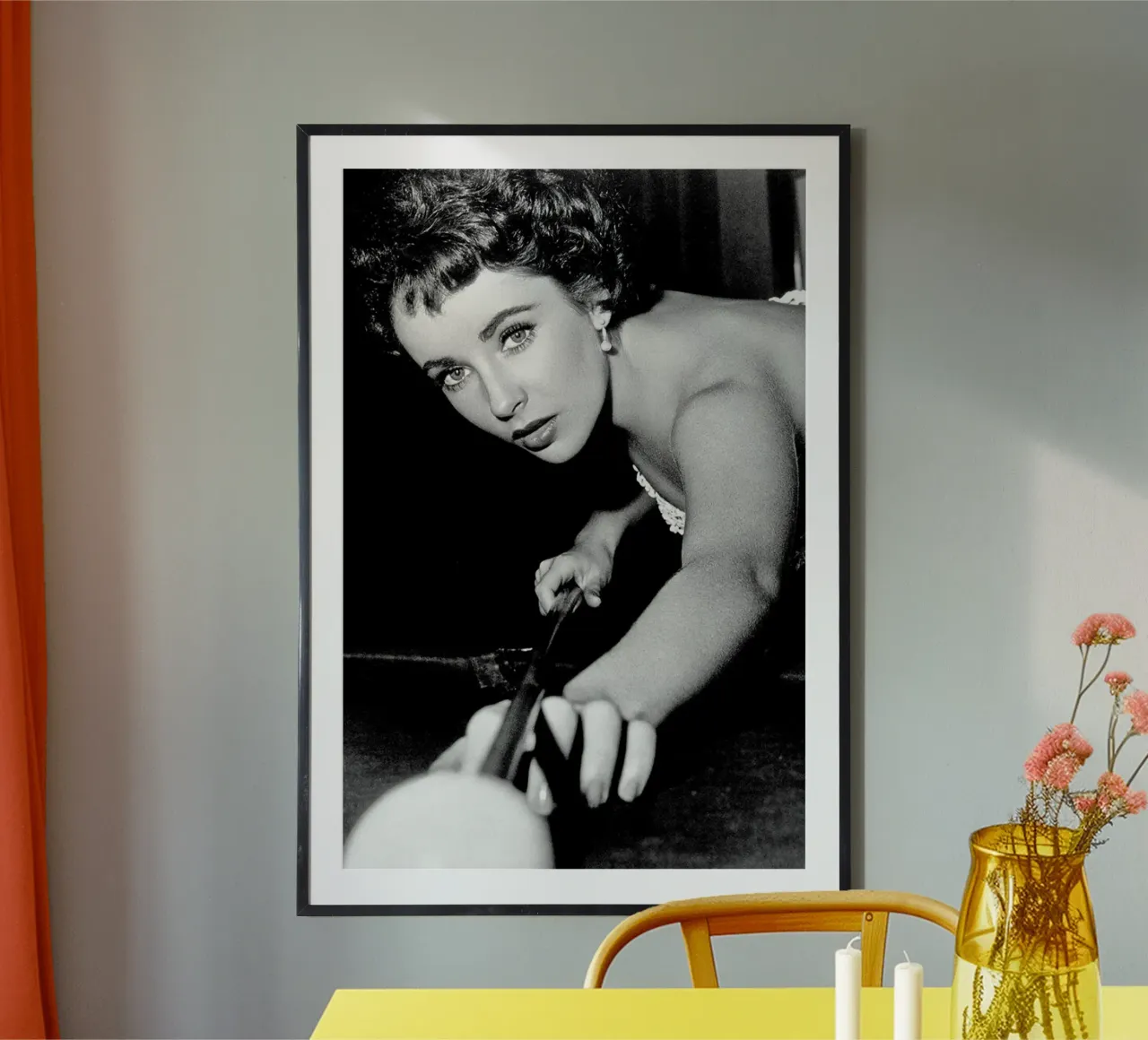 Elizabeth Taylor che gioca a biliardo poster da April Lewis
