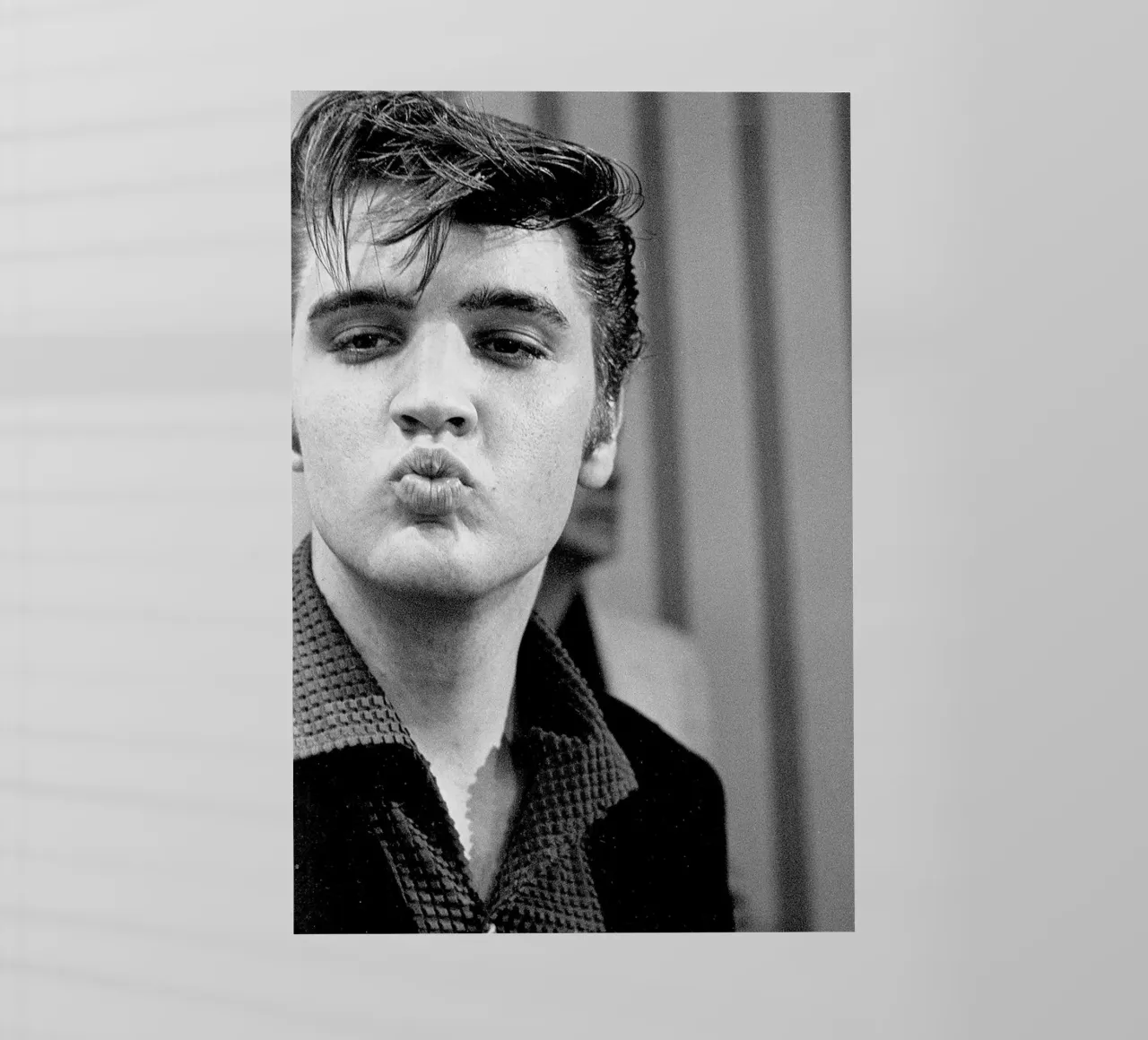 Elvis che soffia un bacio pellicola backlit da April Lewis
