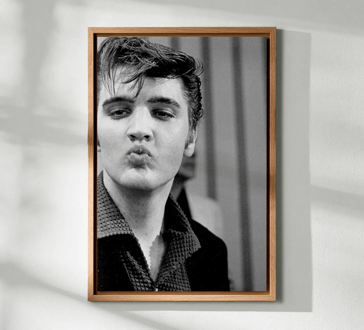 Elvis che soffia un bacio tela con Cornice a cassetta da April Lewis